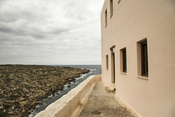 Wall guiding me to the horizon
